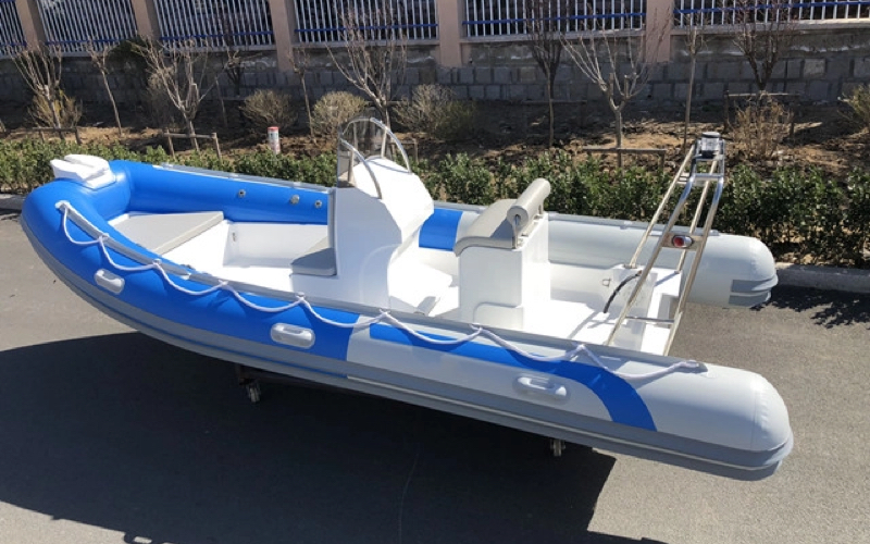 Bateau pneumatique semi-rigide économique à pont ouvert